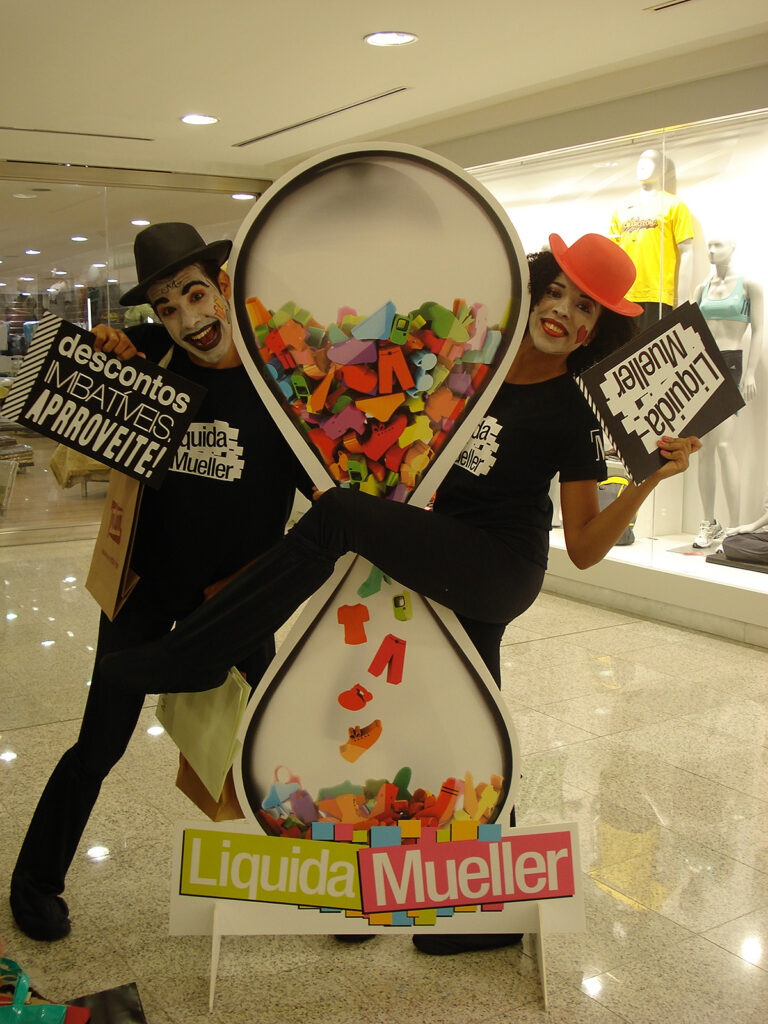 Ações promocionais com performance teatral no Shopping Mueller Curitiba - Grupo Combo.