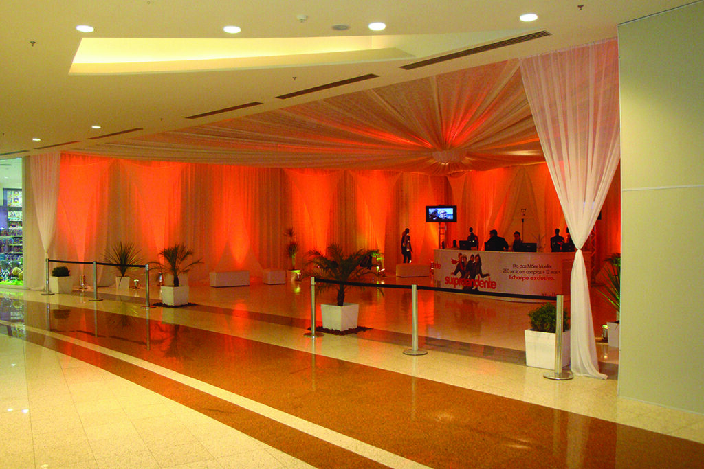 Projeto completo de ambientação de eventos corporativos e sinalização de marca - Grupo Combo.